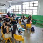Sala de aula com alunos e professor em escola estadual de São Paulo.