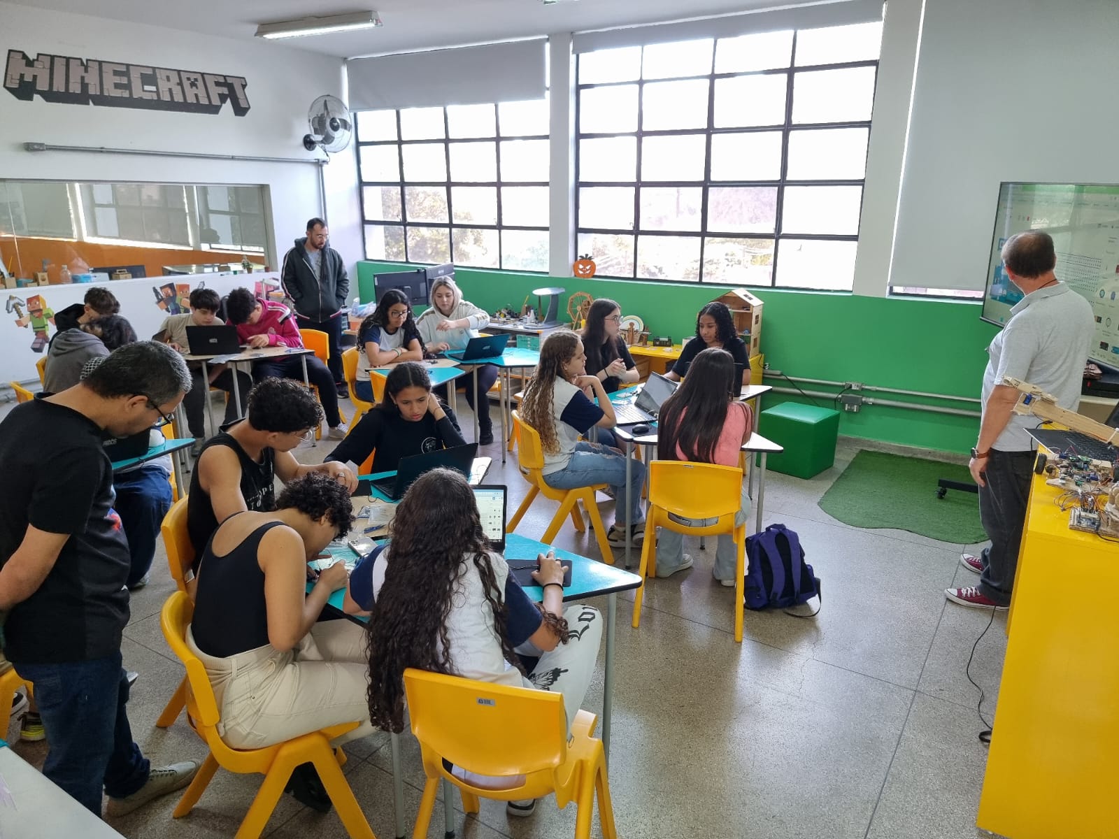 Sala de aula com alunos e professor em escola estadual de São Paulo.
