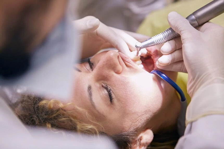 dentes femininos sendo limpos pelo dentista