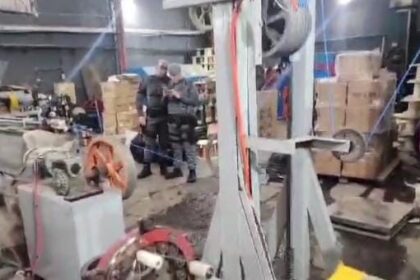Polícia de SP prende três pessoas e fecha fábrica de fios irregulares na capital