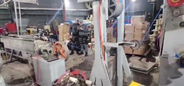Polícia de SP prende três pessoas e fecha fábrica de fios irregulares na capital
