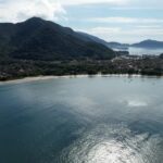 O nome Ubatuba, de origem tupi-guarani, significa “terra de muitas canoas” (ubá = canoa, tuba = lugar com muita quantidade).