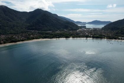 O nome Ubatuba, de origem tupi-guarani, significa “terra de muitas canoas” (ubá = canoa, tuba = lugar com muita quantidade).