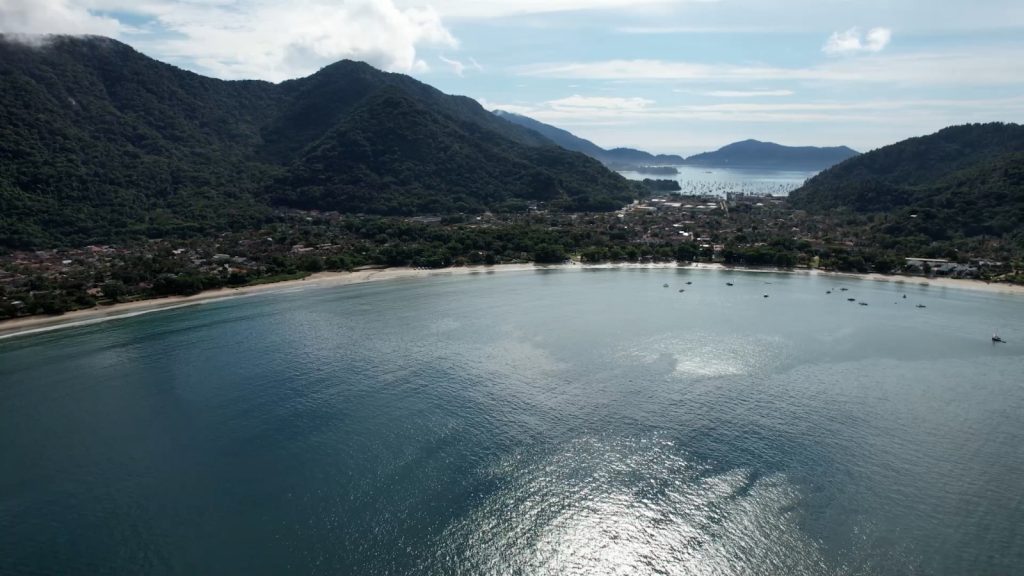 O nome Ubatuba, de origem tupi-guarani, significa “terra de muitas canoas” (ubá = canoa, tuba = lugar com muita quantidade).