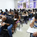 encceja alunos do encceja participando da prova em sala de aula