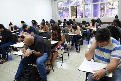 encceja alunos do encceja participando da prova em sala de aula