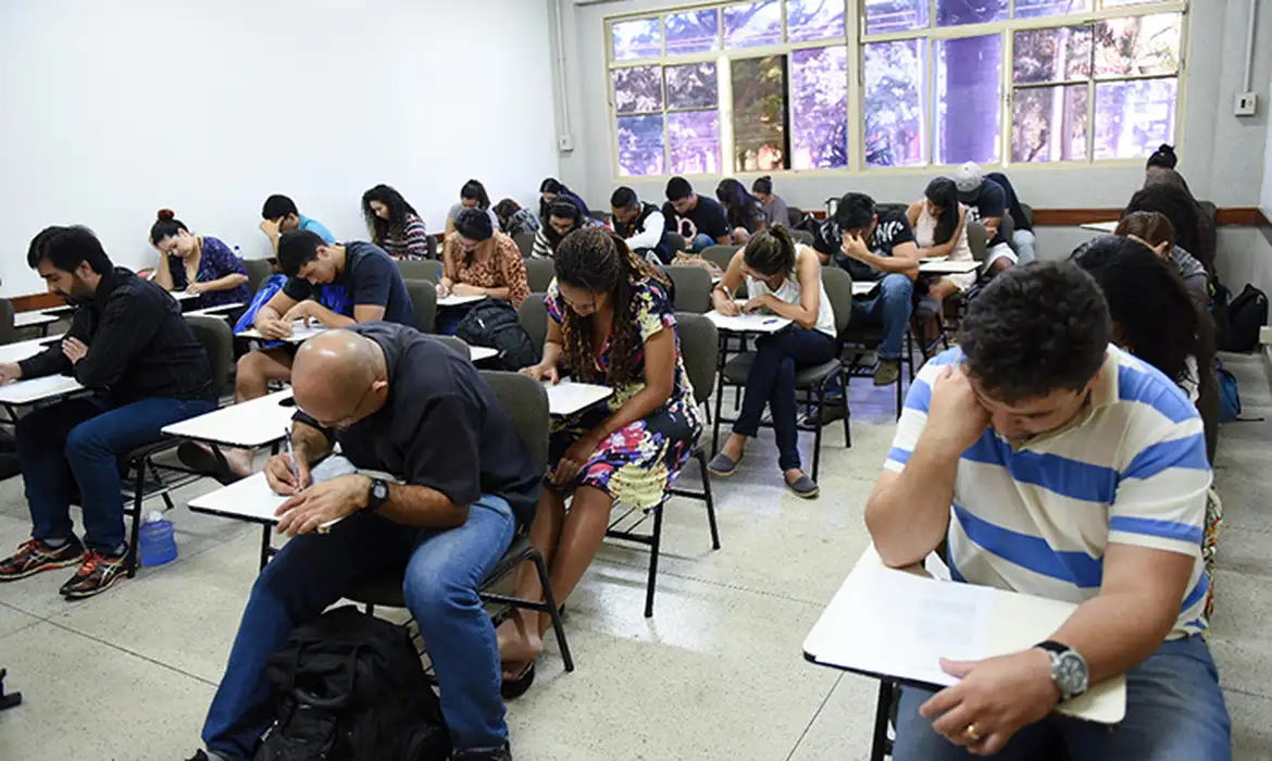 encceja alunos do encceja participando da prova em sala de aula