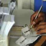 homem jogando na mega sena