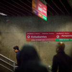 Pessoas no metro de São Paulo