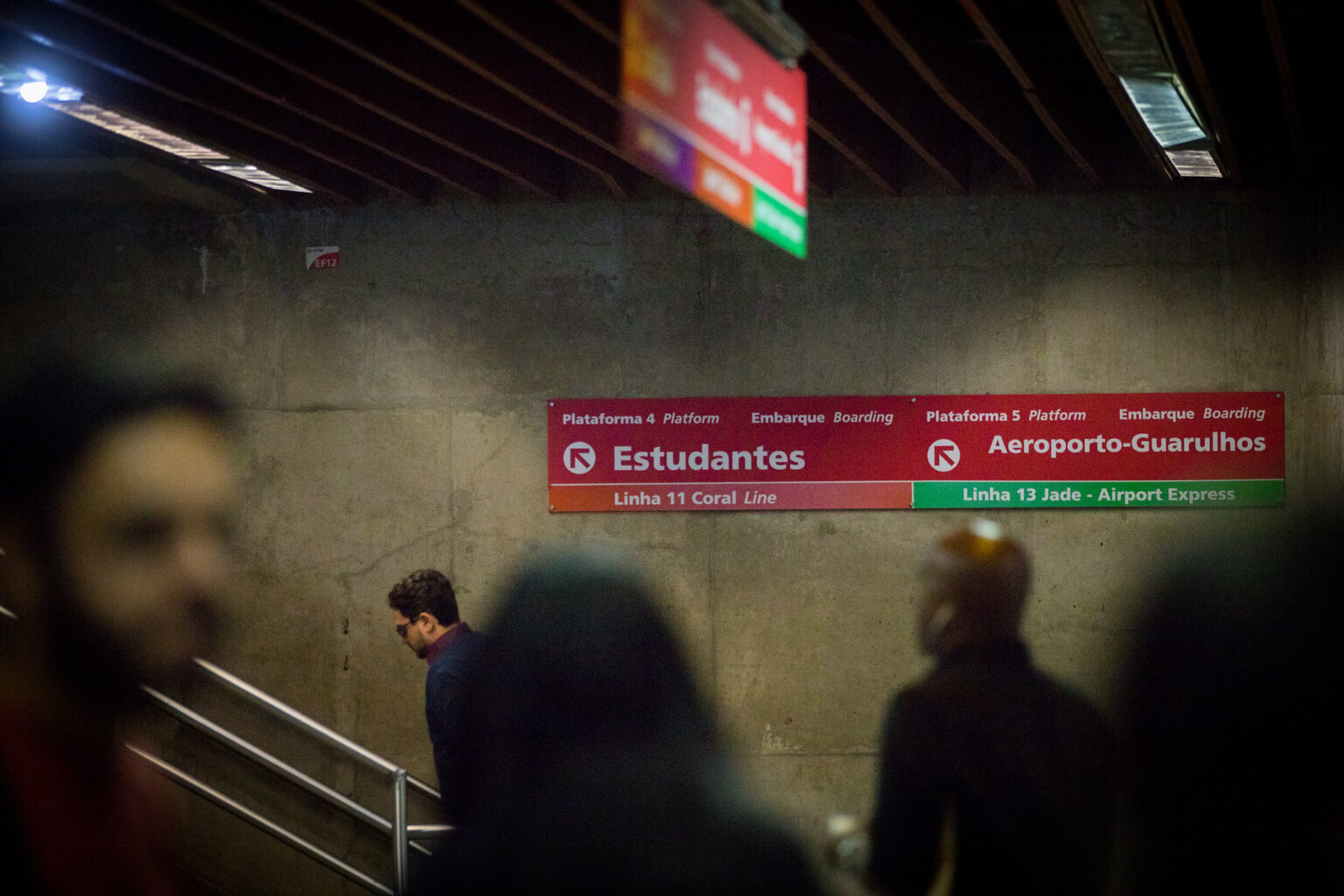 Pessoas no metro de São Paulo