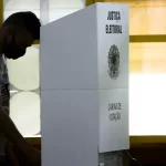 urna eletronica uma pessoa votando nas eleições