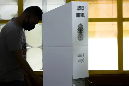 urna eletronica uma pessoa votando nas eleições