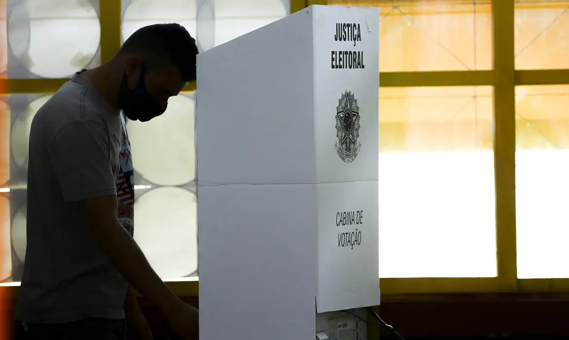 urna eletronica uma pessoa votando nas eleições