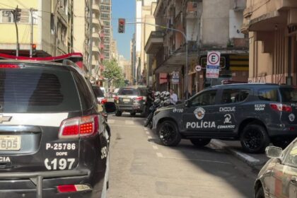 viaturas da polícia militar e civil no centro de são paulo