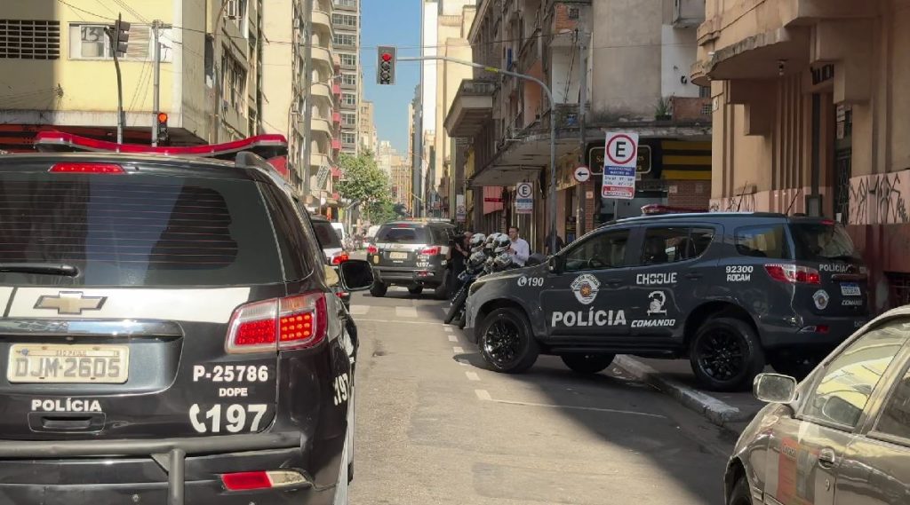 viaturas da polícia militar e civil no centro de são paulo