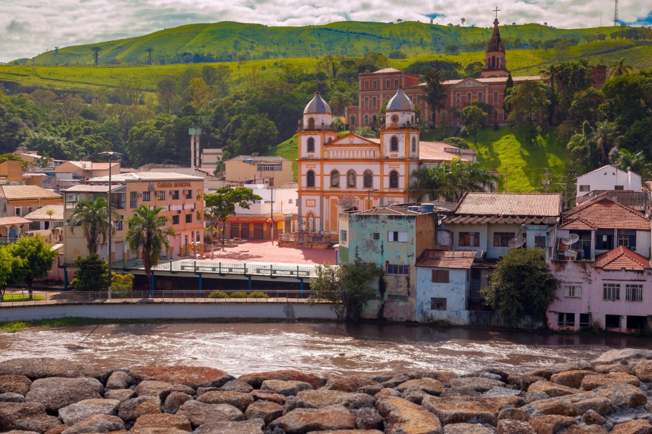 Pirapora do Bom Jesus está encravada em um vale, entre grandes elevações da Serra do Ivoturuna. Foto: Secretaria de Turismo e Viagens