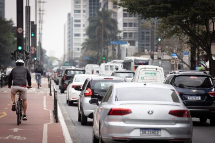 transito carro veiculos avenida sp