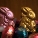 free photo of exposicao colorida de coelhos de chocolate para a pascoa