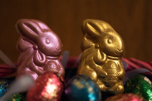 free photo of exposicao colorida de coelhos de chocolate para a pascoa