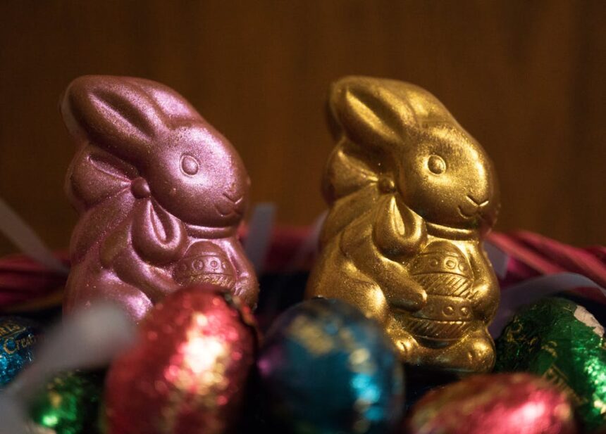 free photo of exposicao colorida de coelhos de chocolate para a pascoa