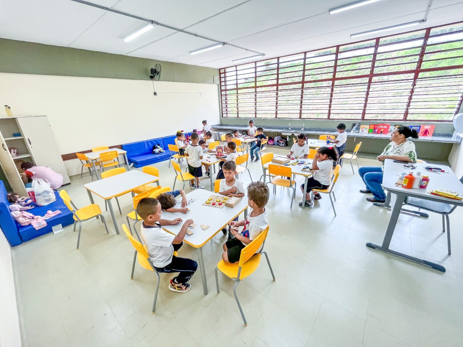 alunos escola sala de aula
