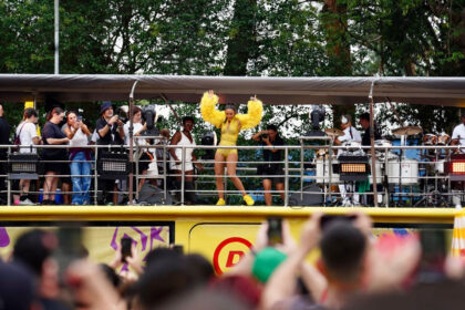 Ivete Sangalo se apresenta em trio elétrico no Carnaval de rua de São Paulo no Parque do Ibirapuera