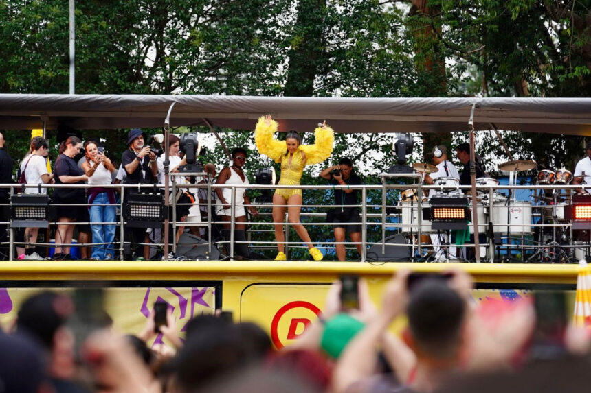Ivete Sangalo se apresenta em trio elétrico no Carnaval de rua de São Paulo no Parque do Ibirapuera