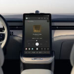 Imagem mostra o painel de um veículo Volvo.