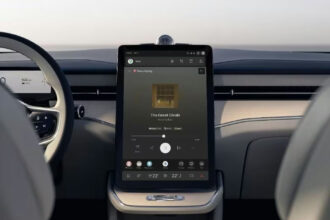 Imagem mostra o painel de um veículo Volvo.
