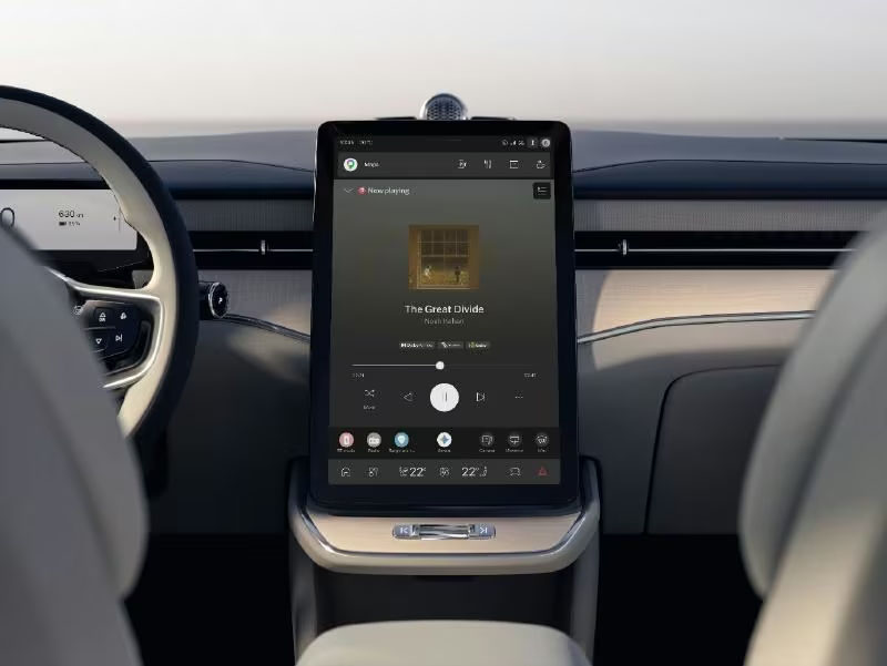 Imagem mostra o painel de um veículo Volvo.