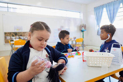 Menina participa de atividade em sala de aula da EMEI Antônio Ermírio de Moraes, inaugurada no Jardim Helena, Zona Leste de São Paulo.