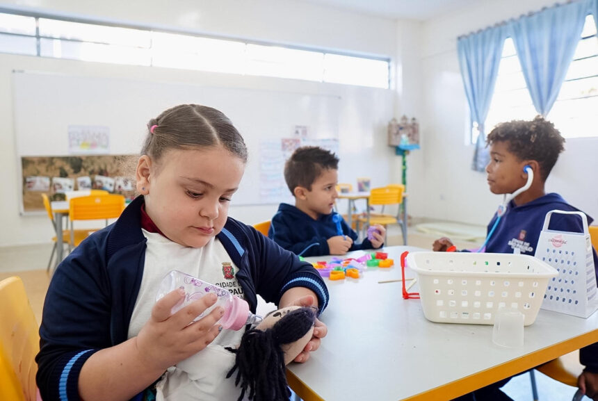 Menina participa de atividade em sala de aula da EMEI Antônio Ermírio de Moraes, inaugurada no Jardim Helena, Zona Leste de São Paulo.