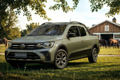 Volkswagen Saveiro Extreme estacionada em área externa durante divulgação do marco de 400 mil unidades exportadas.